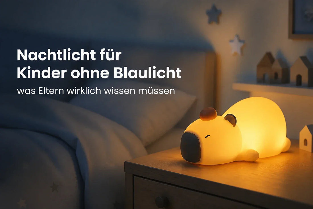 Nachtlicht für Kinder ohne Blaulicht mit warmem Bernsteinlicht auf dem Nachttisch im Kinderzimmer