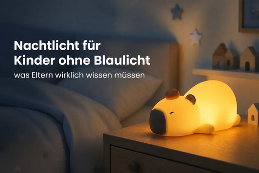 Nachtlicht für Kinder ohne Blaulicht mit warmem Bernsteinlicht auf dem Nachttisch im Kinderzimmer