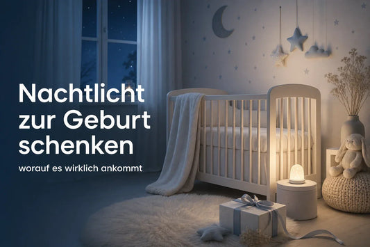 Nachtlicht als Geschenk zur Geburt neben einem Babybett in einem ruhigen Babyzimmer